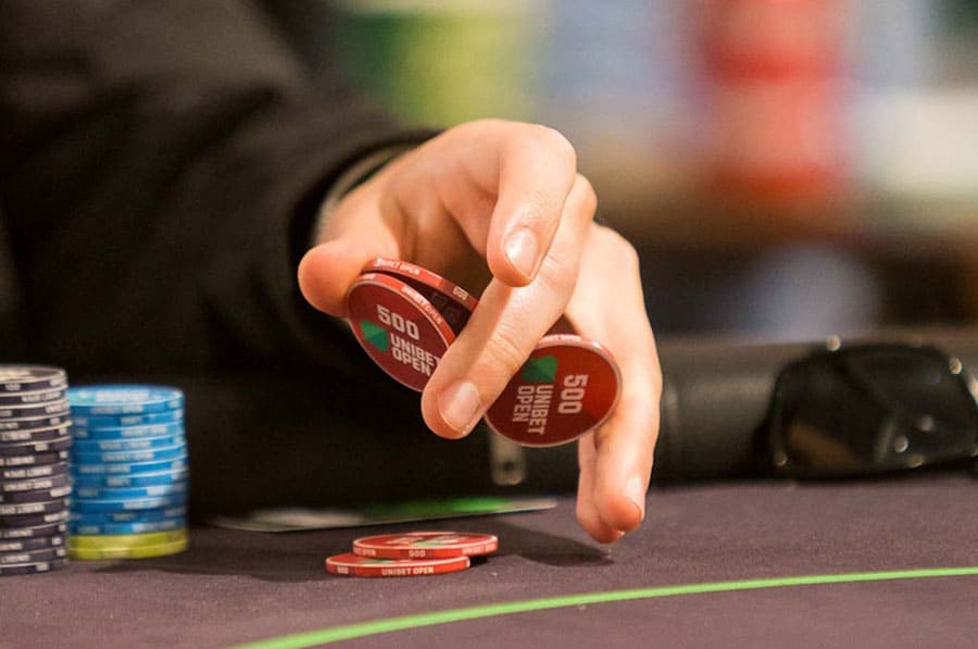 Phân tích những thế mạnh của cách chơi Poker offline hay online